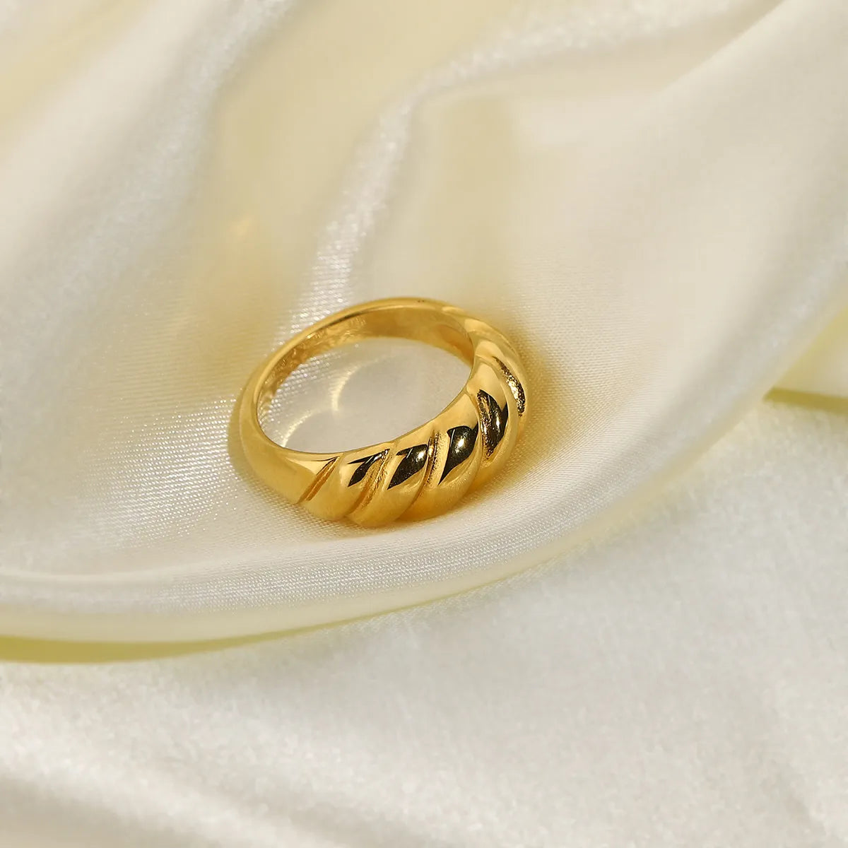 Women’s pearl rings-Stainless Steel Inlaid Shell Gold Plated