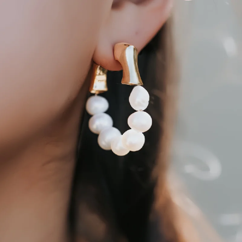 Women’s stud earrings-Opulent Gold & Pearl Earrings