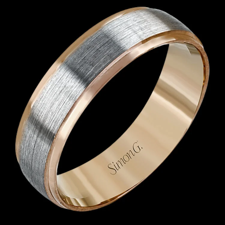 Featuring a modern twist on the classic wedding band design, this contemporary white gold men's wedding band has an eye-catching rose gold outline.