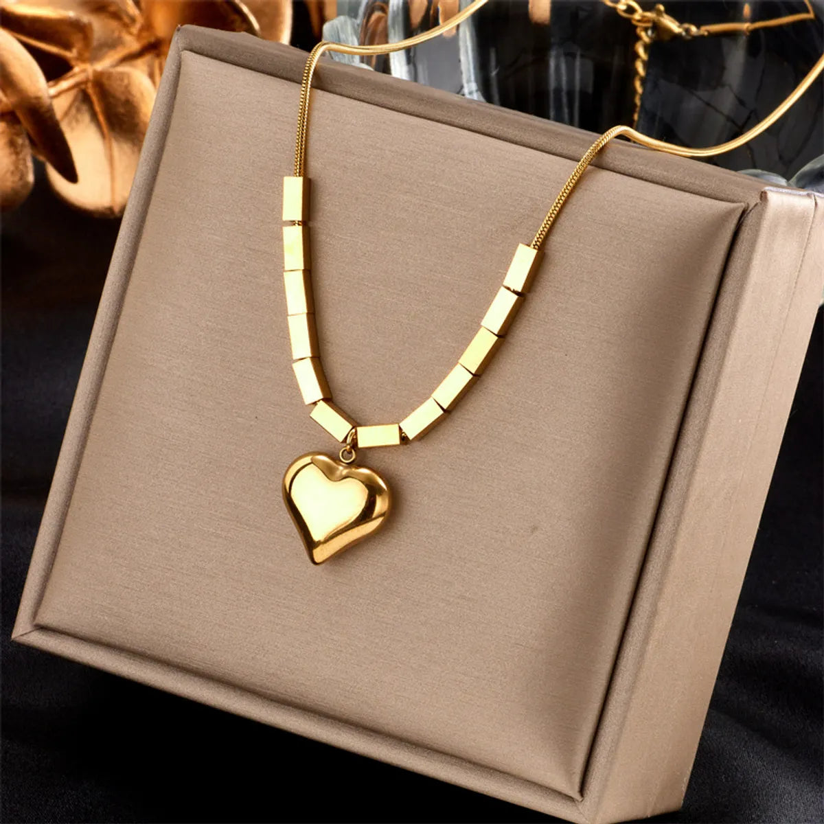 Women’s gold chain necklaces-Fashion Simple Geometric Square Heart-shaped Titanium Steel Necklace