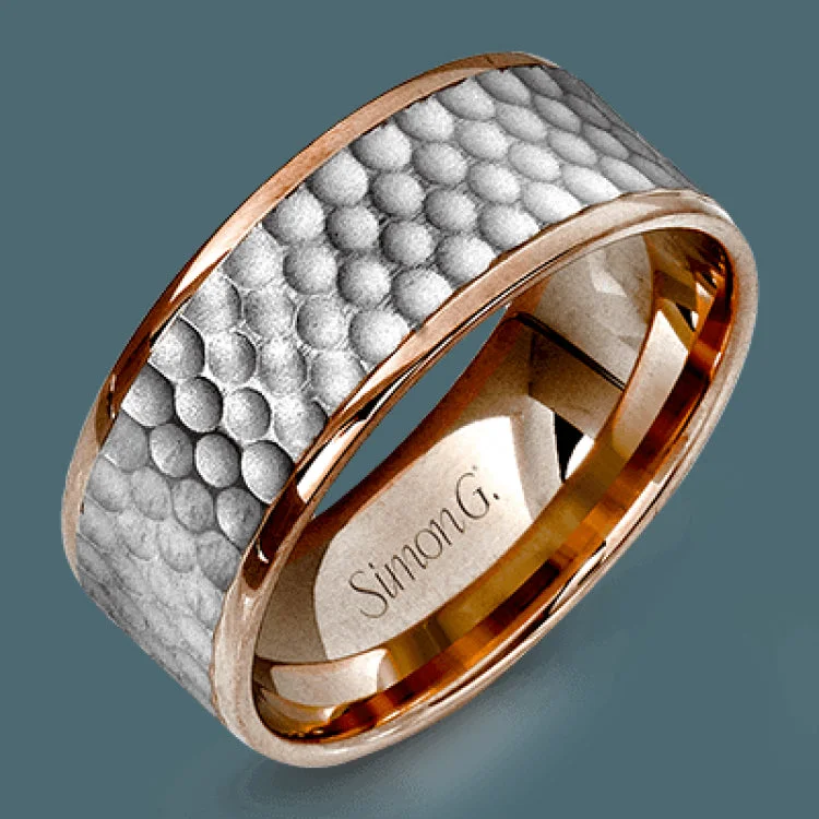 This distinctive men's wedding band features a contemporary hammered design in white gold encircled white two dazzling rose gold silhouettes.