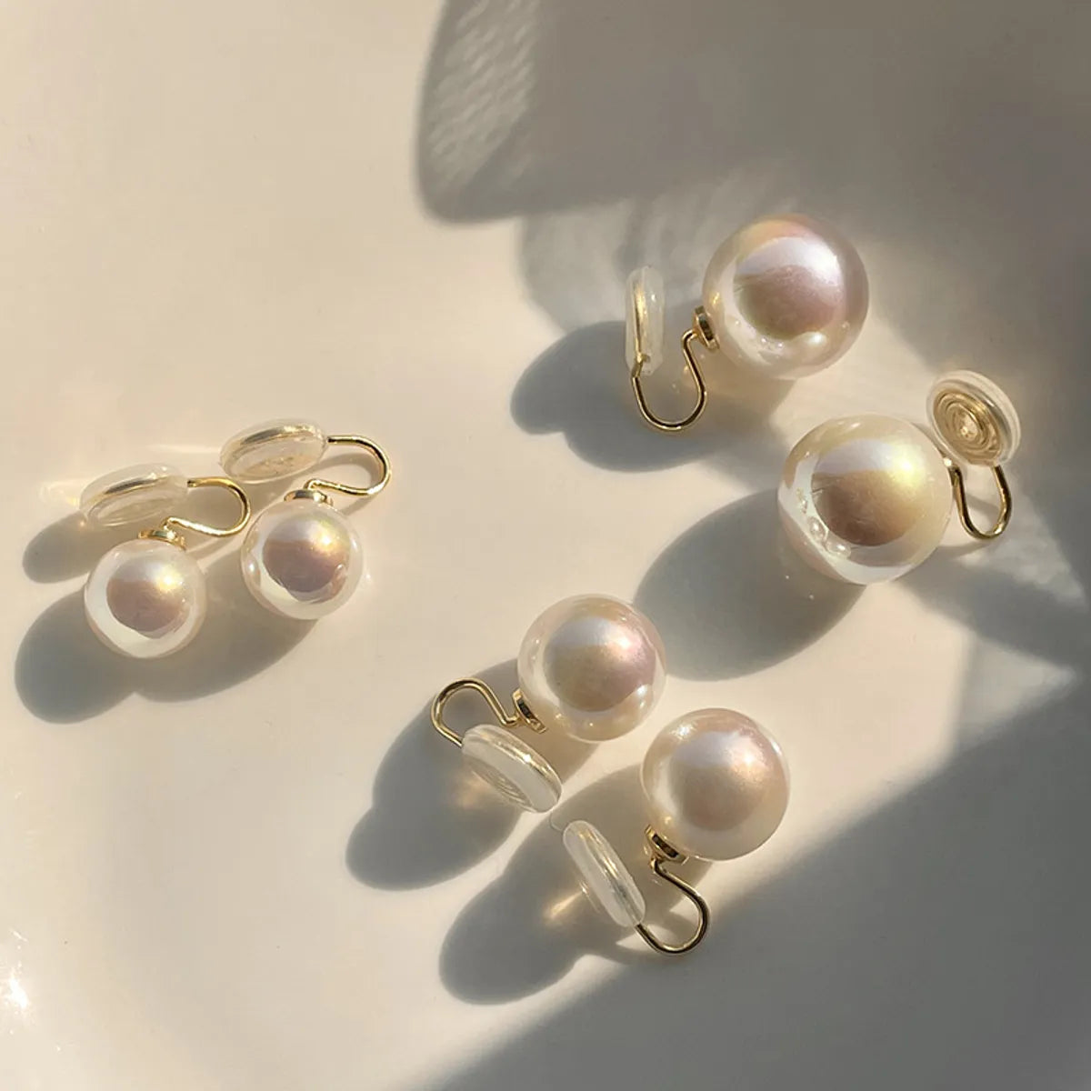 Women’s gold chandelier earrings-Fashion Round Artificial Pearl Women's Ear Clips 1 Pair