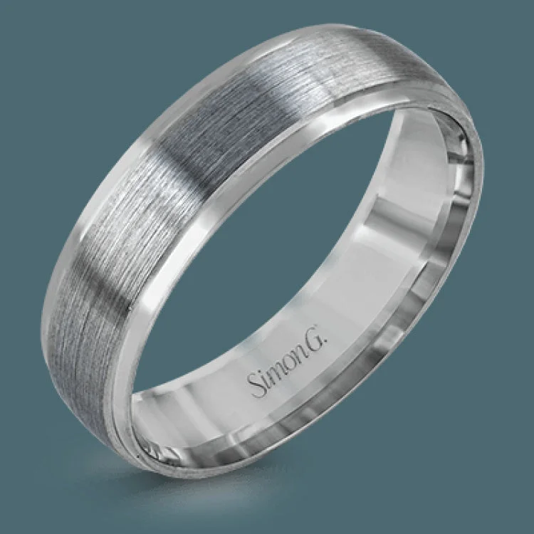 Featuring a modern twist on the classic wedding band design, this contemporary white gold men's wedding band has an eye-catching rose gold outline.