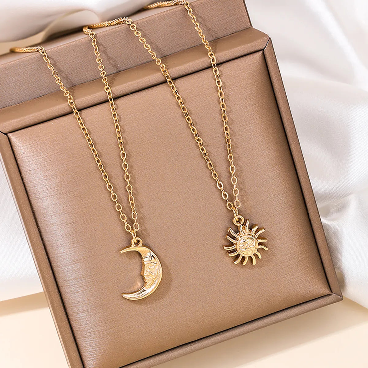 Women’s zodiac necklaces-Hip-Hop Simple Style Sun Moon Zinc Alloy Women's Pendant Necklace