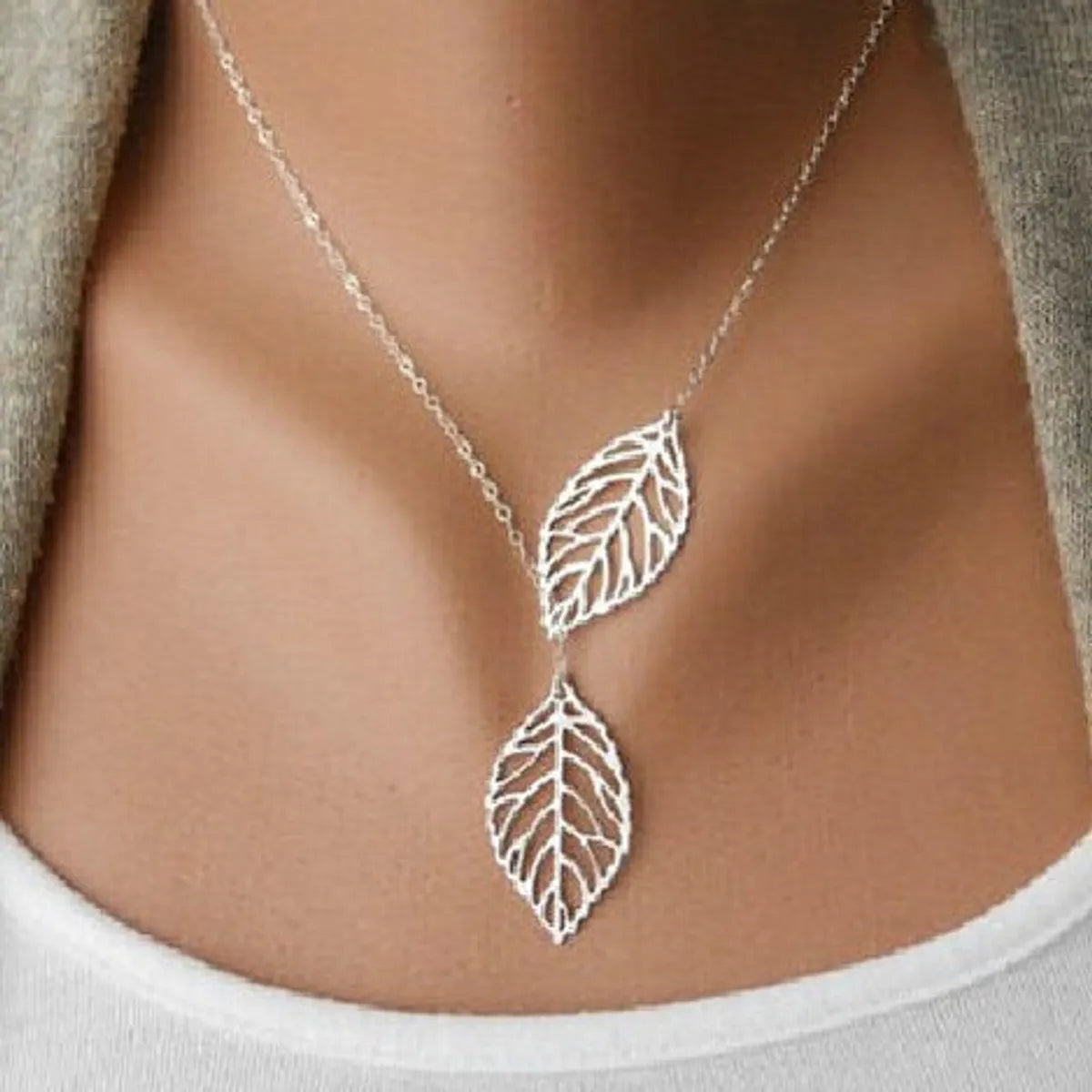 Women’s multi-strand necklaces-Fashion Single Layer Hollow Leaf Pendant Alloy Necklace