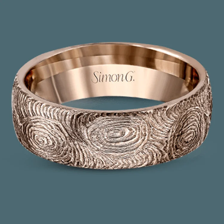 Featuring an elegant contemporary design with swirled fingerprints engraved in the surface, this men's rose gold wedding band makes an eye-catching statement.