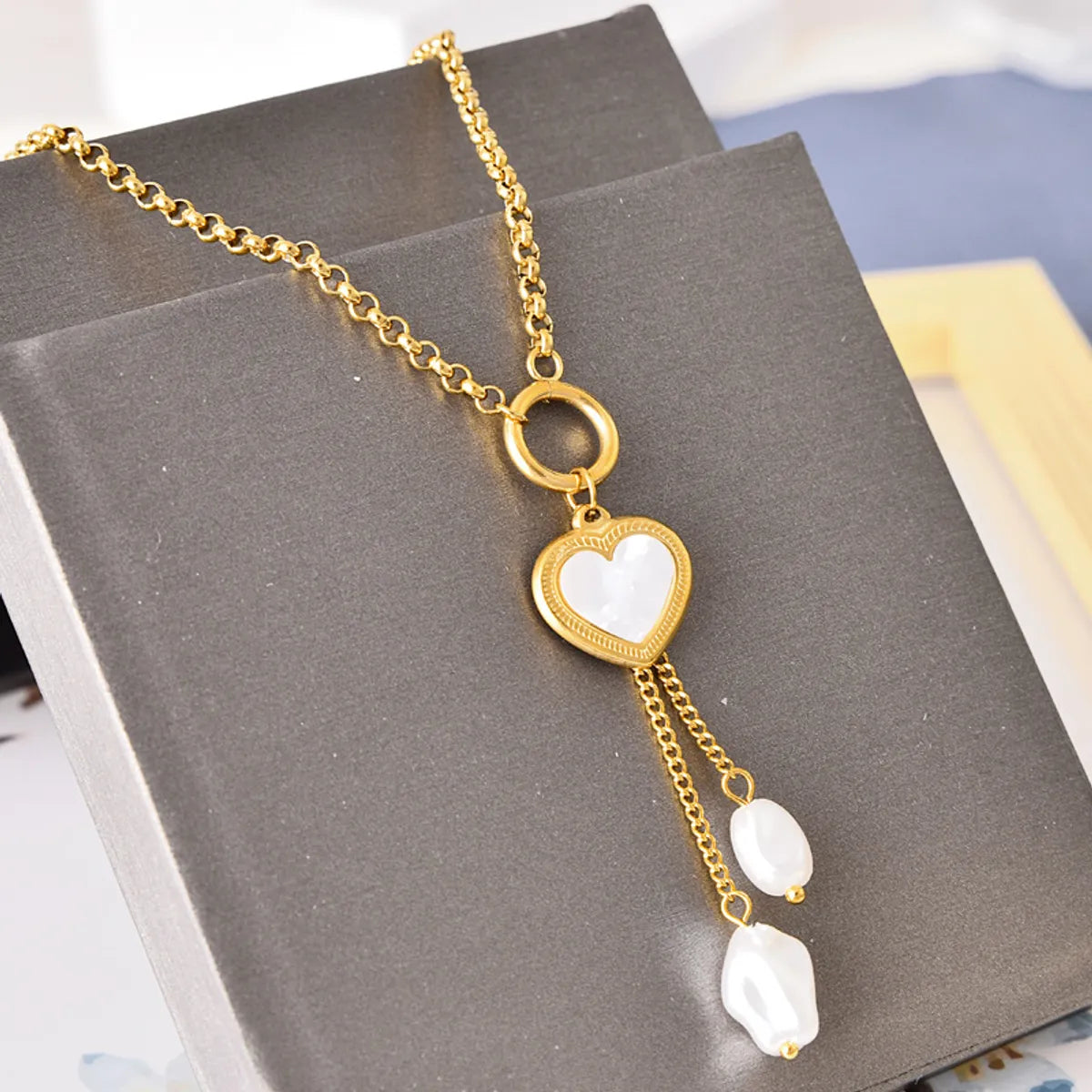 Women’s colored gemstone necklaces-Fashion Heart Shape Shell Titanium Steel Plating Inlay Pearl Shell Necklace